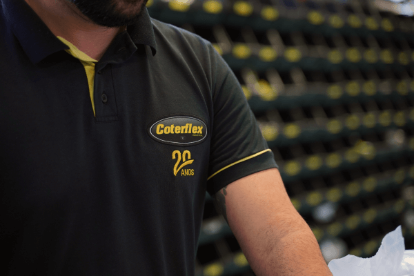 Funcionário Vestindo Uniforme Coterflex